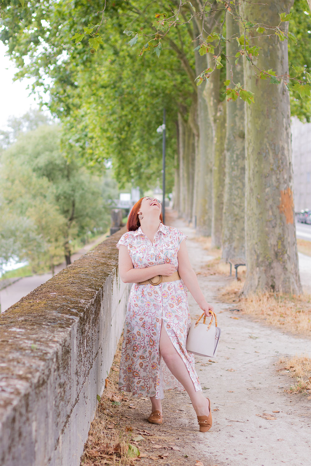 Fou rire sur les bord de Loire, le sac à main qui vole, en robe longue chemise beige