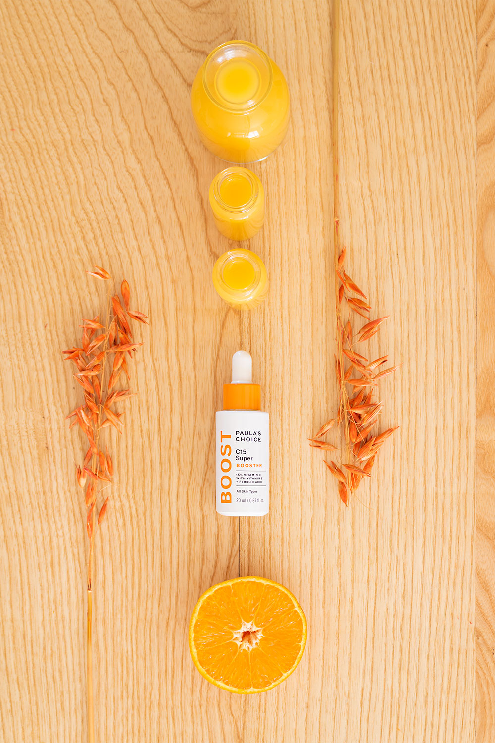 Le sérum C15 Super Booster de Paula's Choice concentré de vitamine C au milieu d'oranges et de jus d'orange