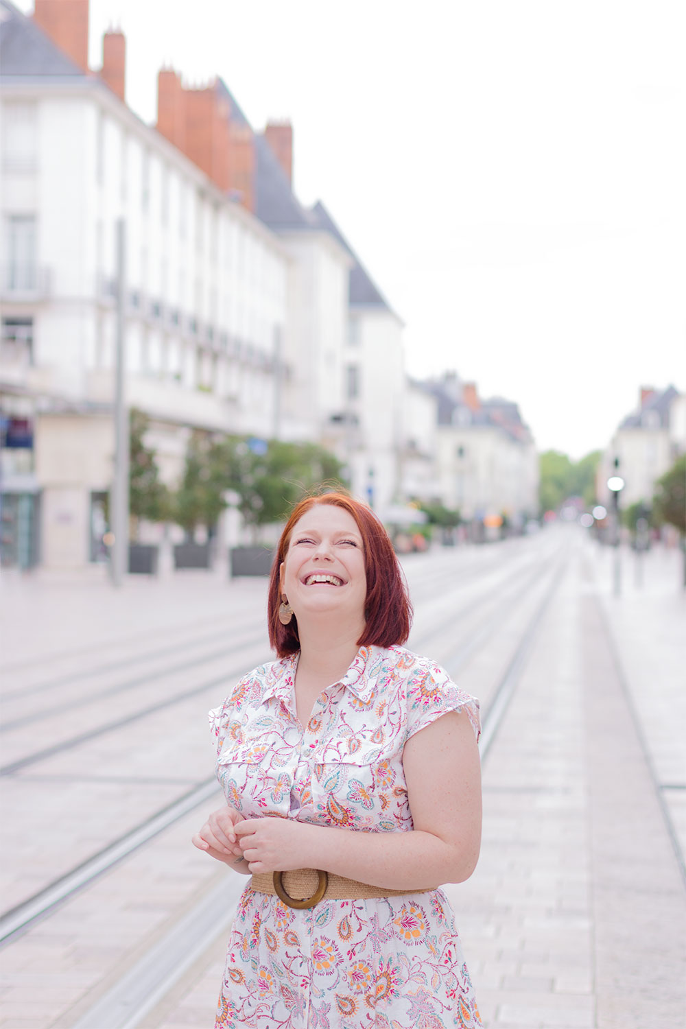 Portrait dans la rue Nationale de Tours, avec le sourire, en robe fleurie