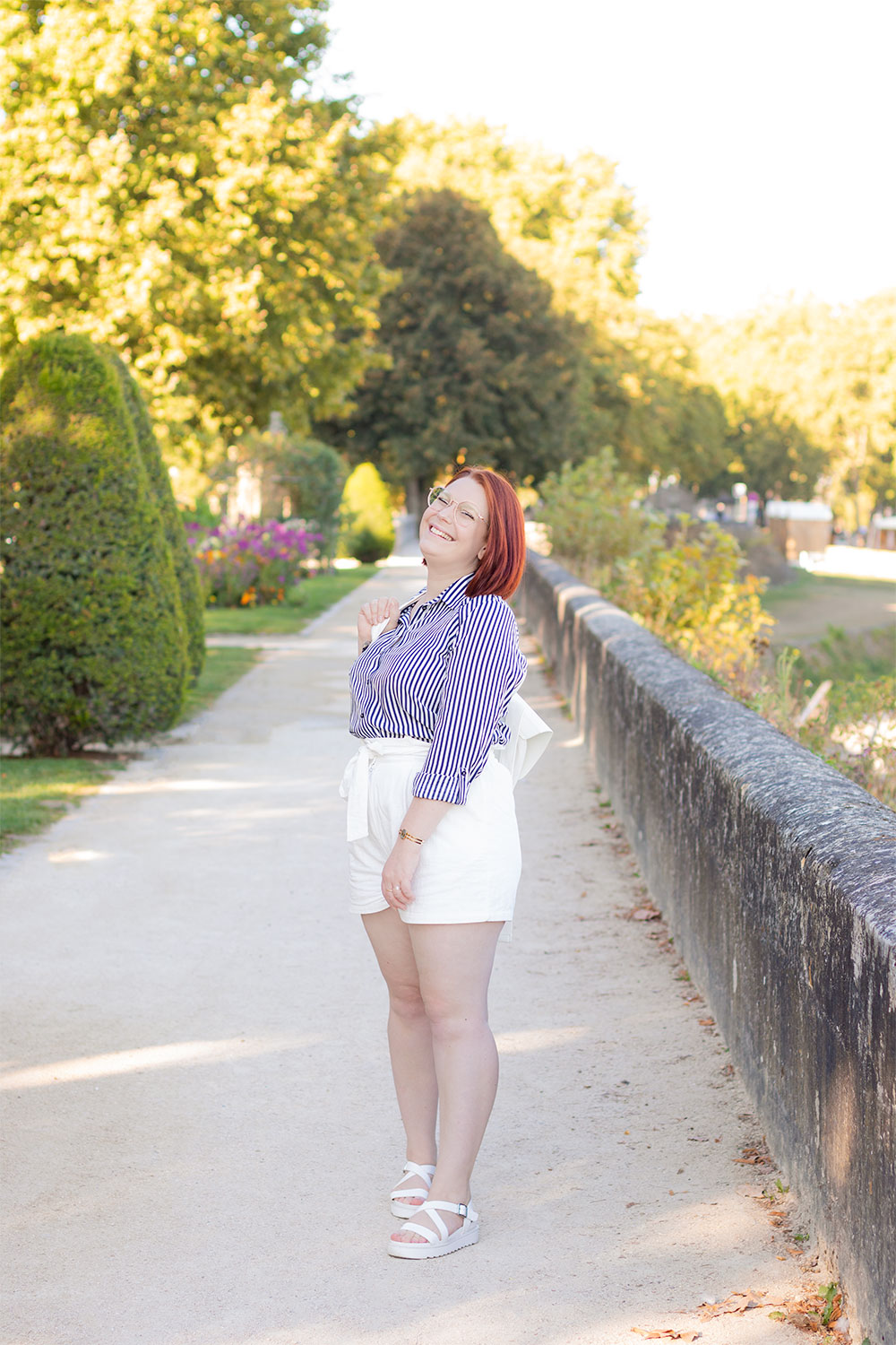 En train de marcher en chemise et short, sur les bords de Loire, avec le sourire