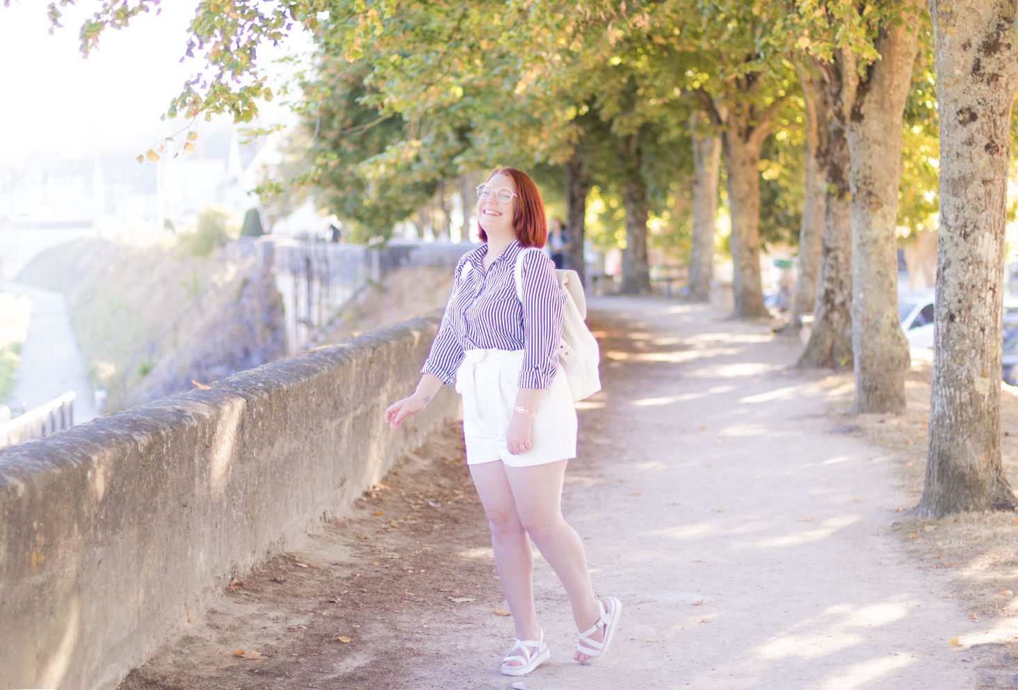 Sur les bords de Loire d'Amboise en chemise rayée, short, et sac sur le dos