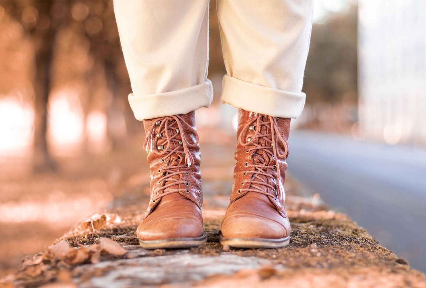 Zoom boots dans look d'automne avec un pantalon beige