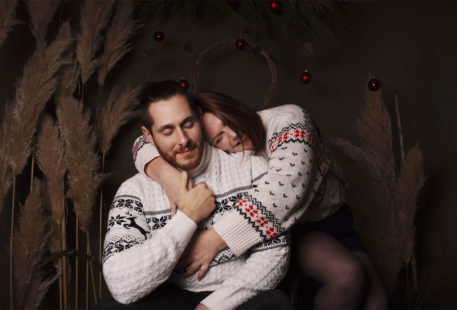 Photo en amoureux pour faire le bilan 2021 à Noël en pull de Noël