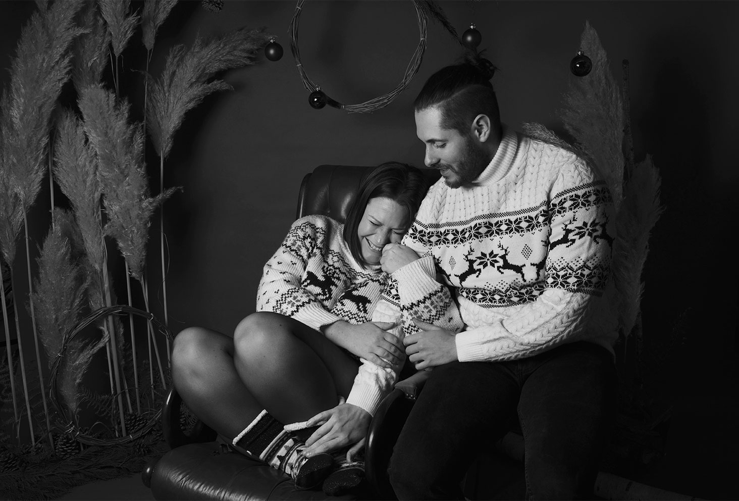 Shooting noir et blanc en studio en pull de Noël pour les fêtes et le bilan de fin d'année