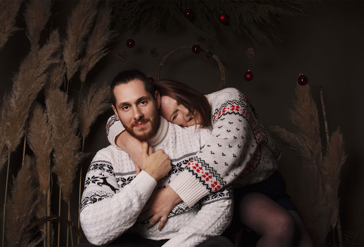Shooting en couple dans un studio décoré pour Noël