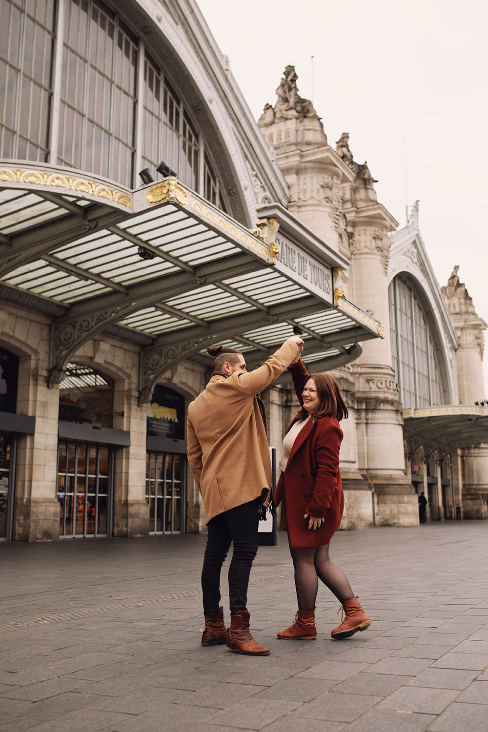 Danse en couple sur le parvis de la gare de Tours pour les 7 ans de blog