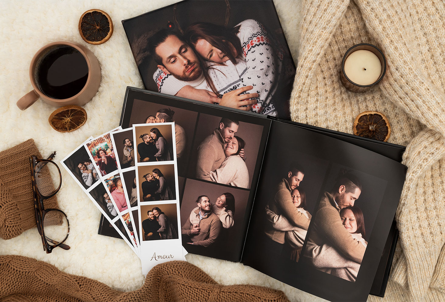 Plusieurs cadeaux photo personnalisés posés sur un lit dans une ambiance cozy avec un café et une bougie