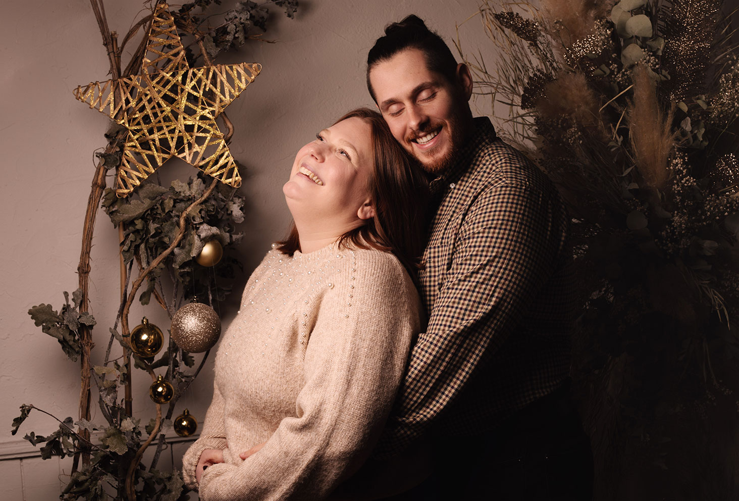 Shooting studio de Noël en couple dans un décor naturel et doré pour les 7 ans du blog