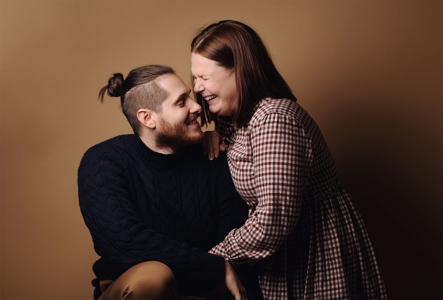 Photo de couple en studio avec le sourire avant l'impression dans le livre photo Photoweb