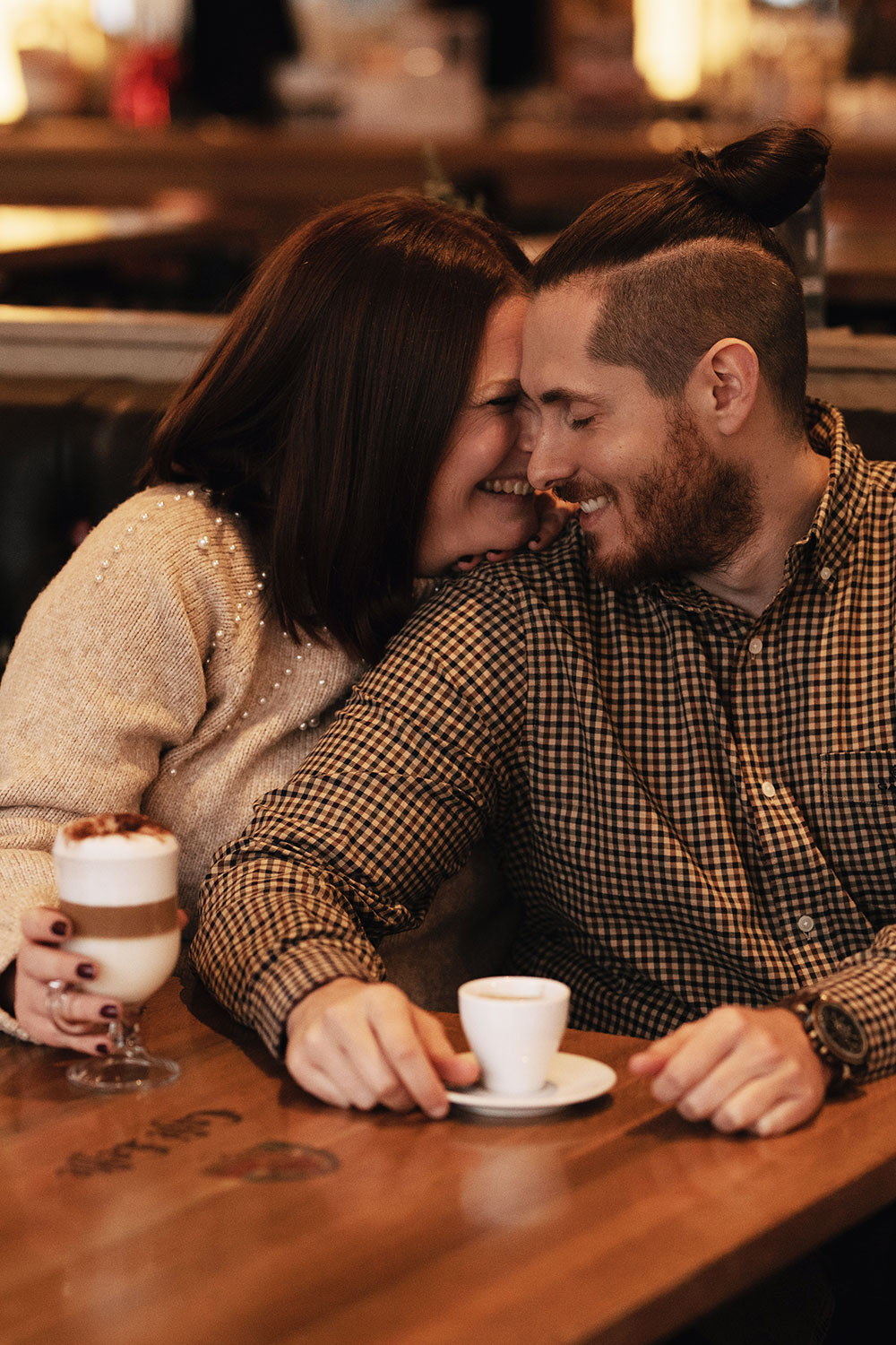 Couple amoureux dans un café avec un cappuccino et un expresso avec le sourire