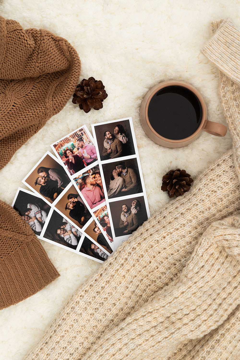 Les tirages photo cabines pour un cadeau photo personnalisé posée sur un lit dans une ambiance cozy avec un café