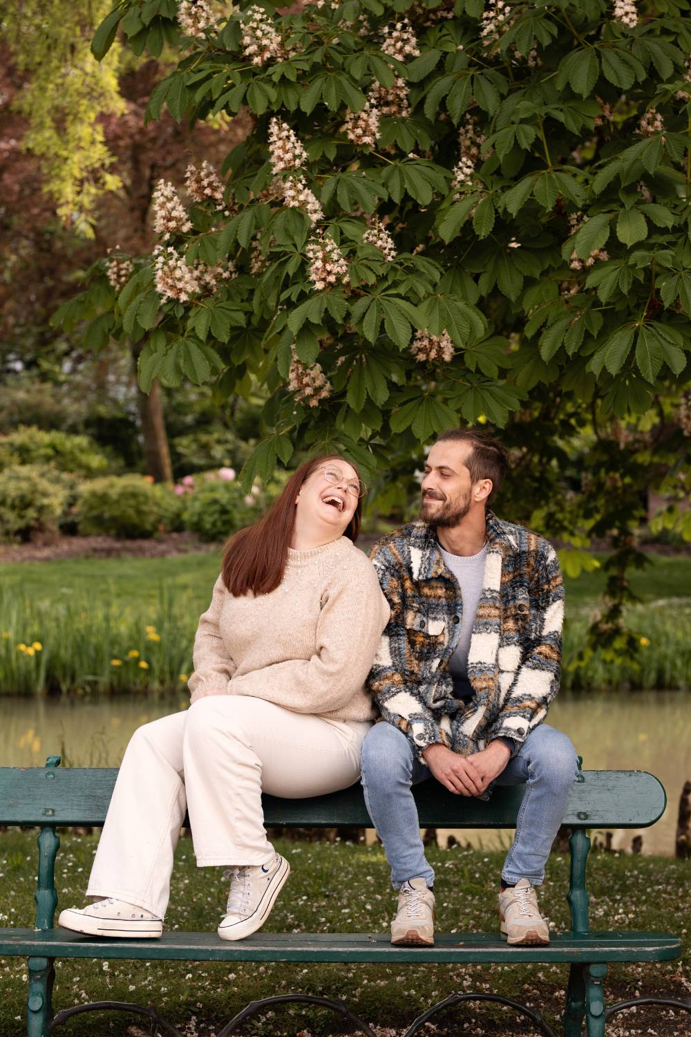 Mon frère et moi sur un banc au jardin des Prébendes d'Oé à Tours