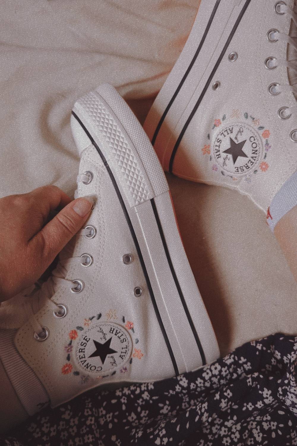 Des nouvelles Converse brodées pour des looks canons cet été