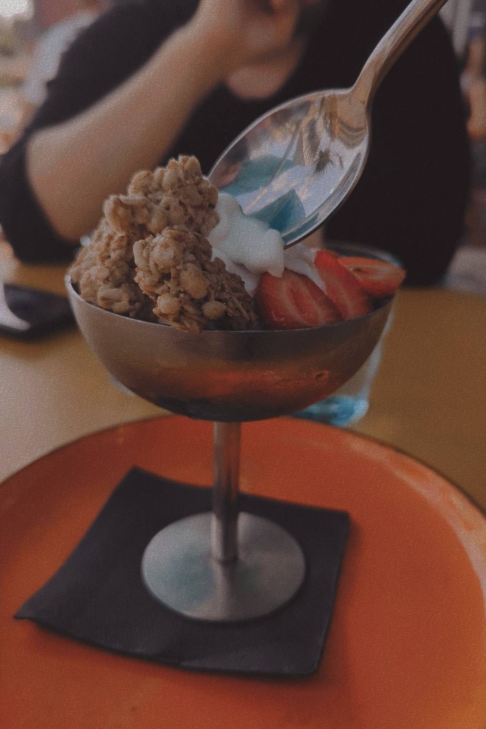 Un jus coloré ou une glace rafraîchissante chez Le Paradis du Fruit au mois de juillet