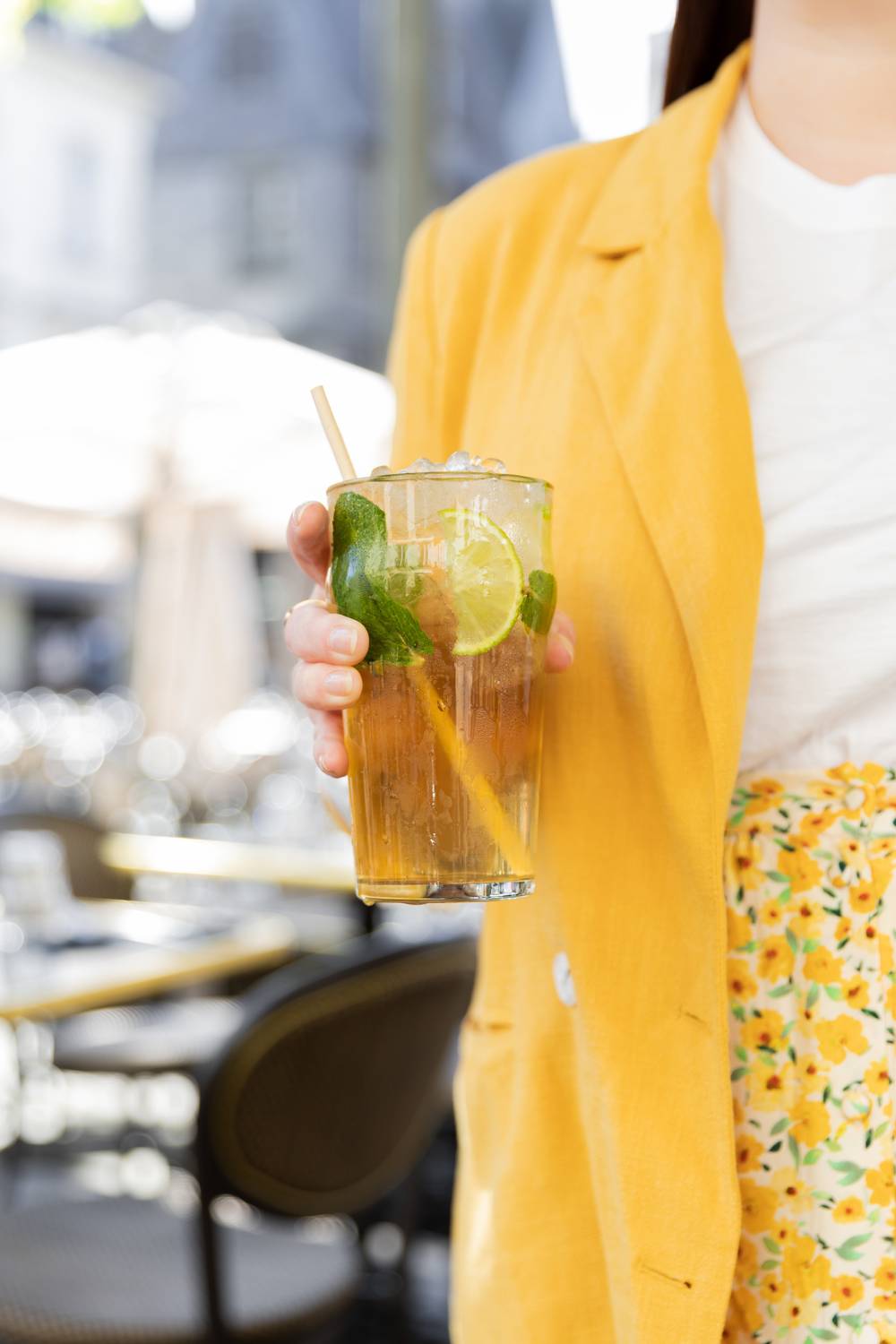 Un thé glacé citron et hibiscus en terrasse de l'Irish Company à Tours